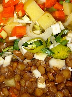 Linsensuppe kochen - Rezept mit Würstchen und Suppengrün