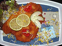 Fotografie eines Schnitzels nach Wiener Art mit Sojasprossen