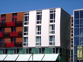 Aufnahme einer farbenfrohen, bunten Fassade eines modernen Gebäude-Komplexes