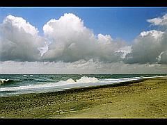 Strand und Wolken