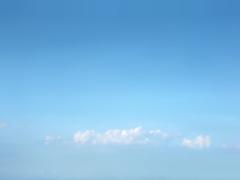 blauer Himmel, weiße Wolken im Frühling für die Foto-Montage