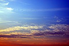 Sonnenuntergang über den Wolken in kräftigem Orange und Blau