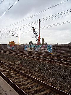 Bahntrasse mit Graffiti auf dem Lärmschutzwall