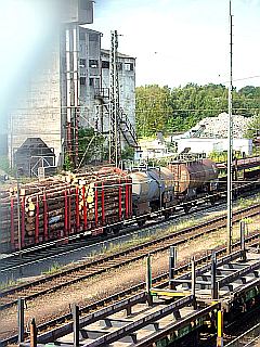 Bild eines Güterbahnhofs mit Holz-Wagon
