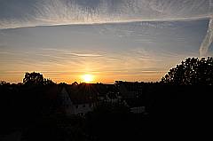 lizenzfreies Foto: Sonnenuntergang über den Häusern
