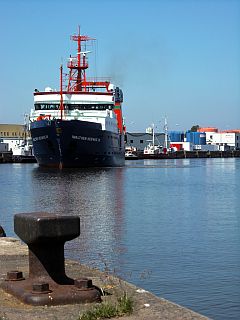 Forschungsschiff Walther Herwig III beim Anlagemanöver im Heimathafen Bremerhaven
