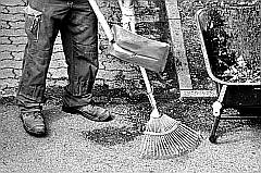 Arbeiter in schwarz-weiß bei Gartenarbeiten