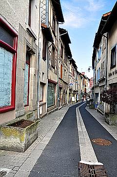 La Gueret, Frankreich, enge schmale Gasse: die Einkaufsstraße
