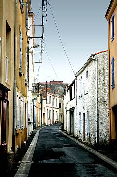typisch Frankreich: schmale Gasse mit alten Häusern