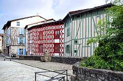 liebevoll restauriertes, windschiefes altes Fachwerk in der Altstadt von Limoges
