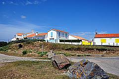 bunte, weiß getünchte Häuser mit roten Dächern auf der Insel Noirmoutier