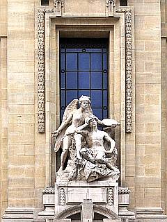 Engels-Statue vorm Fenster am Grand Palais