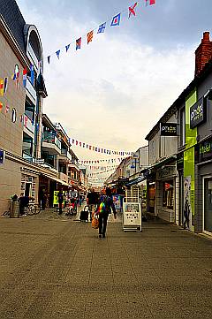 die Fußgängerzone mit Ladengeschäften in der Innenstadt von Saint Gilles Croix de Vie