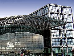 Glas-Fassade des berliner Hauptbahnhofs im Sonnenlicht