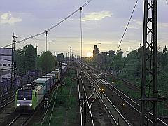 Transport: Güterzug im Sonnenuntergang