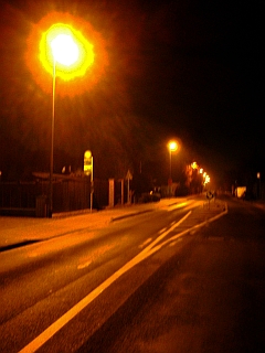 Langzeit-Aufnahme einer Straße bei Nacht