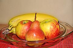 klassische Obstschale mit Apfel, Birne Banane und Äpfeln