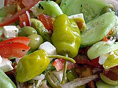Foto: Salat mit Tomaten, Gurken, Oliven und Peperoni