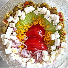 passend zum Grillen ein mediteraner Salat mit Oliven und Schafskäse und Peperoni