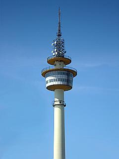 Aufnahme: Funkturm für Richtfunk in Bremerhaven vor blauem Himmel