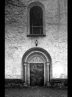 Schwarz-Weiß-Fotografie eines Kloster-Eingangs