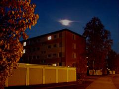 Aufnahme mit Langzeitbelichtung einer Siedlung bei Nacht