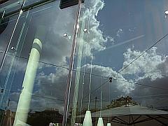 Gläserne Wolken - Spiegelungen in einer Glasfassade