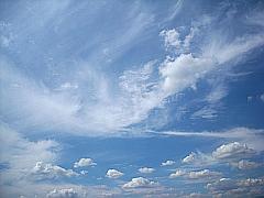 Bild: azurblauer Himmel mit weißen Wolken