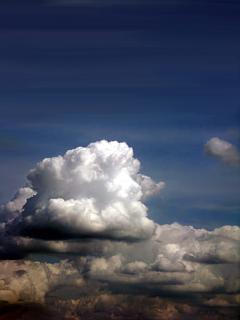 weißer Haufen aus Cumulus-Wolken vor blauem Himmel
