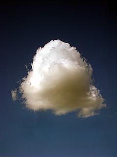 Foto einer einzelnen weißen Wolke vor blauem Himmel