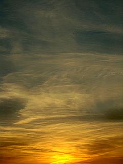 Landschafts-Aufnahme: goldener Sonnenuntergang mit Schleierwolken