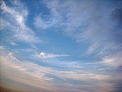 blauer Himmel mit rosa Cirrus-Wolken