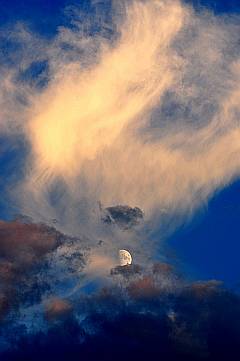 Mond mit Wolke