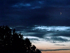Langzeitbelichtung eines Nachthimmels mit Mond