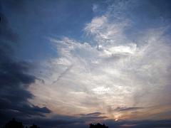 zarte Schleierwolken vor blauem Abend-Himmel