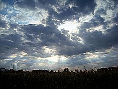 Sonnenstrahlen durch graue Wolkenberge - Sonnenlicht