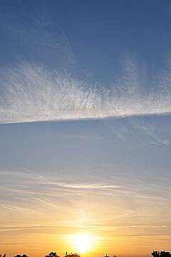 Aufnahme: blauer Sonnenuntergang mit Schleierwolken