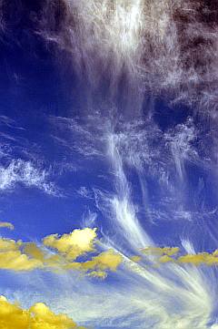 colorierte gelbe Wolken