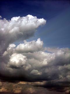 kontrastreiches Foto einer weißen Wolke vor azurblauem Himmel