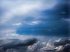 aufreißende Wolkendecke mit strahlend blauem Himmel