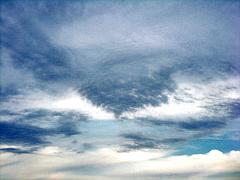 Cirrus-Wolken und andere vor blauem Himmel