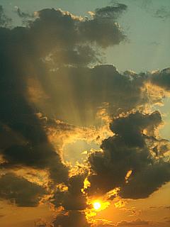 Lichtblick: Sonnenstrahlen in den Wolken