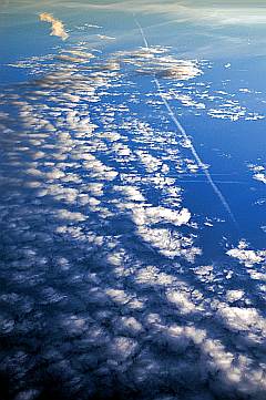 Wolkenband aus kleinen weißen Wölkchen auf stahlblauem Himmel