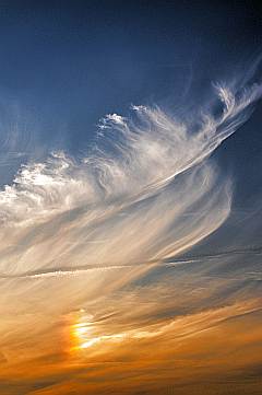 weißer Wolkenschleier im Sonnenuntergang