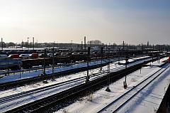 Güterbahnhof im Schnee bei strahlendem Sonnenschein
