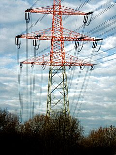 Strommast - Überland-Leitung vor bewölktem Himmel