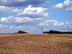 Windpark vor Wismar mit Stoppelfeld