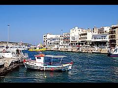 der malerische Mittelmeer-Hafen von Agios Nikolaos