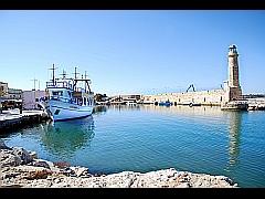 Fotografie des malerischen Hafens von Rethymno mit Leuchtturm und Fähre