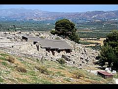 Blick auf die Ausgrabungen bei Phaistos und ausgedehnte Oliven-Plantagen